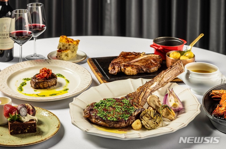 [대구=뉴시스] 이지연 기자 = '뉴욕뉴욕 바이 켄싱턴' 여의도점 인기 메뉴인 토마호크 스테이크. (사진=이월드 제공) 2021.11.10. photo@newsis.com