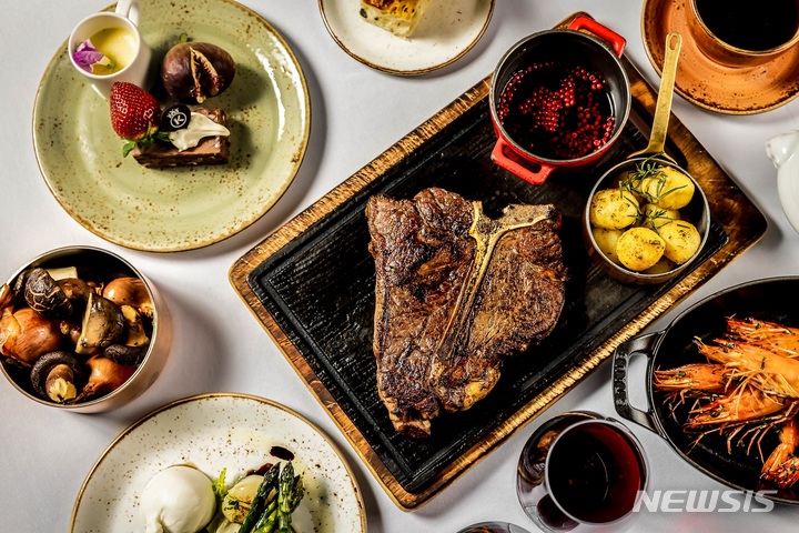 [대구=뉴시스] 이지연 기자 = '뉴욕뉴욕 바이 켄싱턴' 여의도점 인기 메뉴인 티본 스테이크. (사진=이월드 제공) 2021.11.10. photo@newsis.com