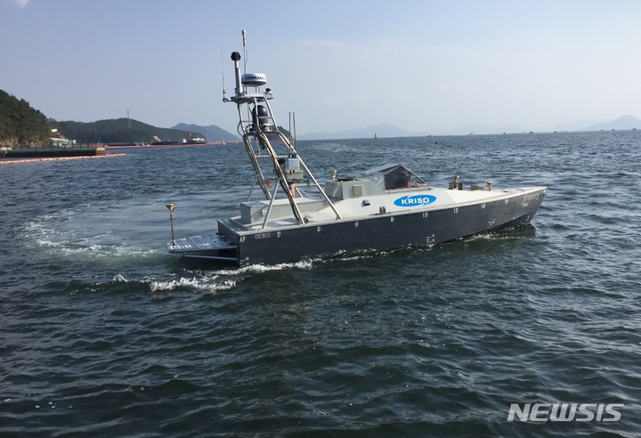 [창원=뉴시스] 홍정명 기자= 무인선박 3단계(완전무인화) 해상실증에 동원된 선박해양플랜트연구소의 '아라곤 3호'.(사진=경남도 제공) 2021.11.10. photo@newsis.com