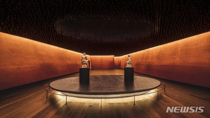 [서울=뉴시스] 국립중앙박물관이 12일부터 상설전시관 2층에 전시실 '사유의 방'을 개관하고, 대표 소장품인 국보 반가사유상 두 점을 함께 전시한다. (사진=원오원아키텍스 제공) 2021.11.11. photo@newsis.com *재판매 및 DB 금지