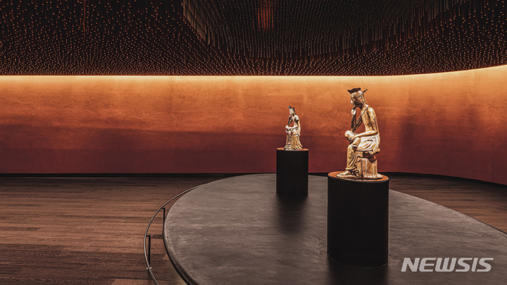 [서울=뉴시스] 국립중앙박물관이 12일부터 상설전시관 2층에 전시실 '사유의 방'을 개관하고, 대표 소장품인 국보 반가사유상 두 점을 함께 전시한다. (사진=원오원아키텍스 제공) 2021.11.11. photo@newsis.com *재판매 및 DB 금지