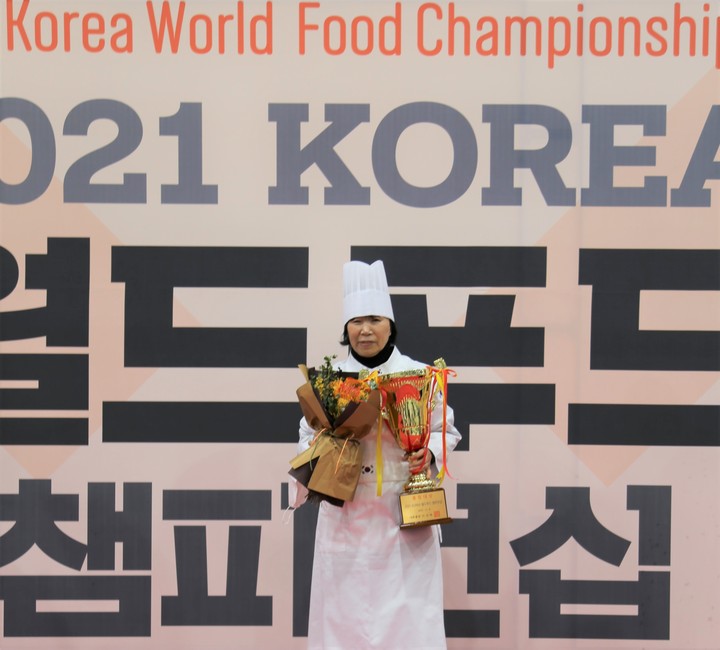 [광주=뉴시스] 구길용 기자 = 전남 화순군은 10일 화순향토음식연구회(회장 김순례)가 ‘'2021 KOREA 월드푸드챔피언십’에서 특별전시 부문 대상을 수상했다고 밝혔다. (사진=화순군 제공). 2021.11.10. kykoo1@newsis.com *재판매 및 DB 금지