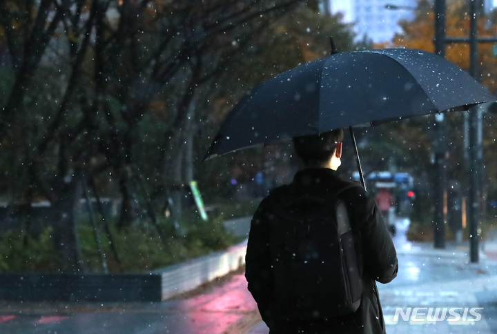 [서울=뉴시스] 조수정 기자 = 서울에 첫눈이 내린 10일 오전 서울 광화문 인근에서 시민들이 출근길 발걸음을 재촉하고 있다. 2021.11.10. chocrystal@newsis.com