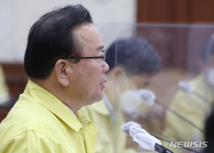 [서울=뉴시스] 김명원 기자 = 김부겸 국무총리가 10일 오전 서울 종로구 정부서울청사에서 열린 코로나19 중앙재난안전대책본부(중대본) 회의에 참석해 발언하고 있다. 2021.11.10. kmx1105@newsis.com