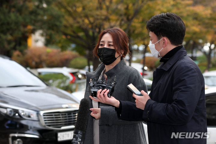 [서울=뉴시스] 김선웅 기자 = 고발사주 의혹 최초 제보자 조성은 씨가 국민의힘 권성동·김기현·윤한홍·이영·장제원·최형두 의원의 공직선거법 위반·직권남용·명예훼손·협박·공익신고자보호법 위반 혐의 등 에 대한 고소인 신분으로 조사를 받기 위해 지난해 11월10일 오전 서울 마포구 서울경찰청 반부패·공공범죄수사대로 출석하고 있다. 2021.11.10. mangusta@newsis.com