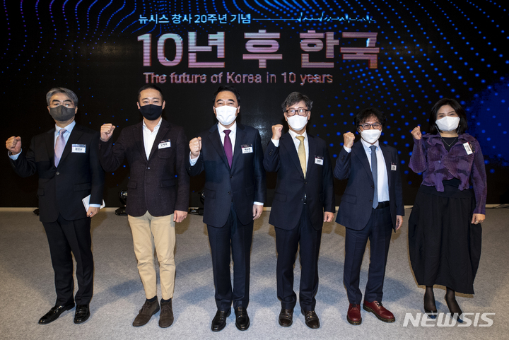 [서울=뉴시스] 정병혁 기자 = 김형기 뉴시스 대표이사 사장이 10일 오전 서울 용산구 서울드래곤시티에서 열린 뉴시스 창사 20주년 '10년 후 한국' 포럼에서 참석자들과 기념촬영을 하고 있다. 왼쪽부터 염영남 뉴시스 편집국장, 오제욱 디오비스튜디오 대표, 박수현 청와대 국민소통수석, 김형기 뉴시스 대표이사 사장, 신장섭 싱가폴 국립대학 경제학 교수, 김지영 라엘코리아 대표. 2021.11.10. jhope@newsis.com