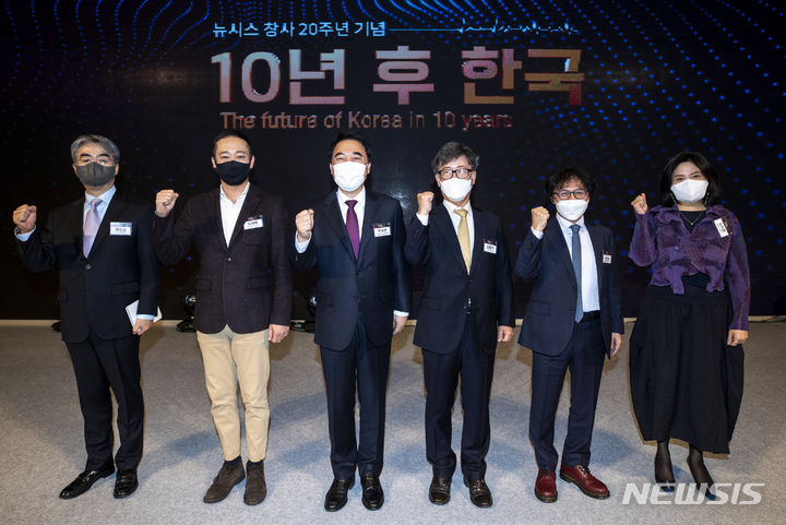 [서울=뉴시스] 정병혁 기자 = 김형기 뉴시스 대표이사 사장이 10일 오전 서울 용산구 서울드래곤시티에서 열린 뉴시스 창사 20주년 '10년 후 한국' 포럼에서 참석자들과 기념촬영을 하고 있다. 왼쪽부터 염영남 뉴시스 편집국장, 오제욱 디오비스튜디오 대표, 박수현 청와대 국민소통수석, 김형기 뉴시스 대표이사 사장, 신장섭 싱가폴 국립대학 경제학 교수, 김지영 라엘코리아 대표. 2021.11.10. jhope@newsis.com