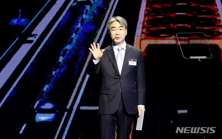 [서울=뉴시스] 조수정 기자 = 염영남 뉴시스 편집국장이 10일 오전 서울 용산구 서울드래곤시티에서 열린 뉴시스 창사 20주년 '10년 후 한국' 포럼에서 '새 시대를 향한 도전' 주제 발표를 하고 있다. 2021.11.10. chocrystal@newsis.com