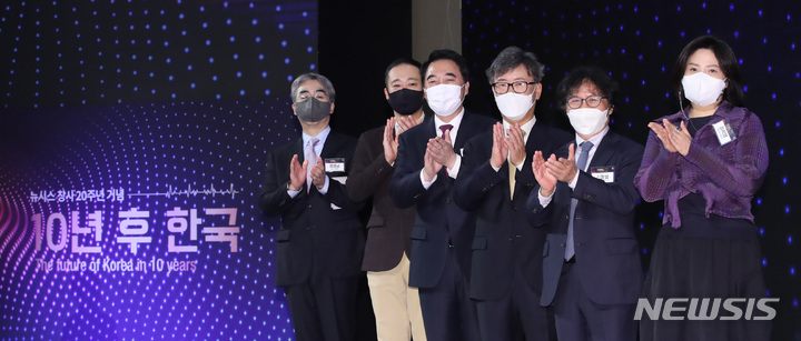 [서울=뉴시스] 조수정 기자 = 김형기 뉴시스 대표이사 사장이 10일 오전 서울 용산구 서울드래곤시티에서 열린 뉴시스 창사 20주년 '10년 후 한국' 포럼에서 참석자들과 기념촬영을 하고 있다. 왼쪽부터 염영남 뉴시스 편집국장, 오제욱 디오비스튜디오 대표, 박수현 청와대 국민소통수석, 김형기 뉴시스 대표이사 사장, 신장섭 싱가폴 국립대학 경제학 교수, 김지영 라엘코리아 대표. 2021.11.10. chocrystal@newsis.com