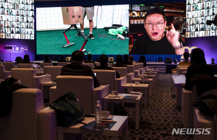 [서울=뉴시스] 정병혁 기자 = 데니스 홍 미국 캘리포니아대학교 로스앤젤레스캠퍼스 기계항공공학과 교수가 10일 오전 서울 용산구 서울드래곤시티에서 열린 뉴시스 창사 20주년 '10년 후 한국' 포럼에서 특별 세션 발표를 하고 있다. 2021.11.10. jhope@newsis.com