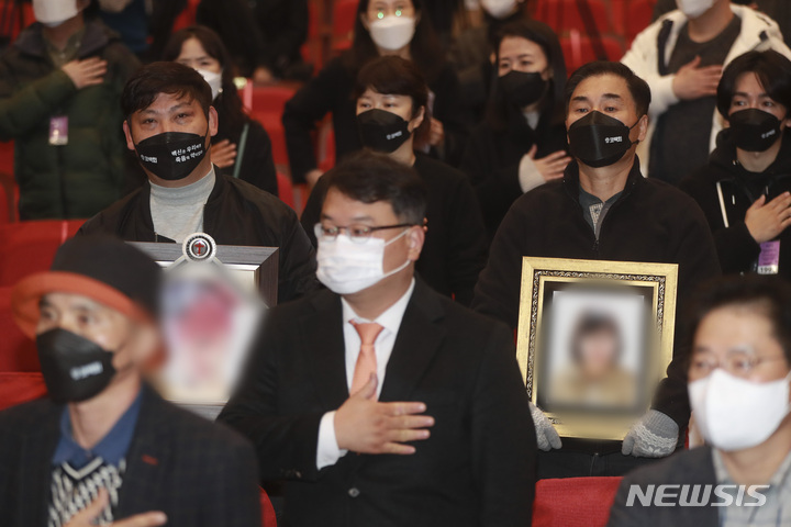 [서울=뉴시스] 최진석 기자 = 코로나19 백신 피해자 가족들이 지난 10일 오전 서울 여의도 국회 의원회관에서 열린 '위드코로나 시대, 백신 피해자들과 함께 나아가기' 증언대회 및 토론회에서 영정사진을 들고 있다. (공동취재사진) 2021.11.10. photo@newsis.com