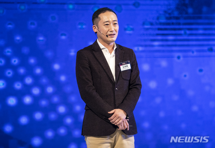 [서울=뉴시스] 정병혁 기자 = 오제욱 디오비스튜디오 대표가 10일 오전 서울 용산구 서울드래곤시티에서 열린 뉴시스 창사 20주년 '10년 후 한국' 포럼에서 희망 릴리즈 '청년이 미래다' 멘토링 세션 발표를 하고 있다.. 2021.11.10. jhope@newsis.com