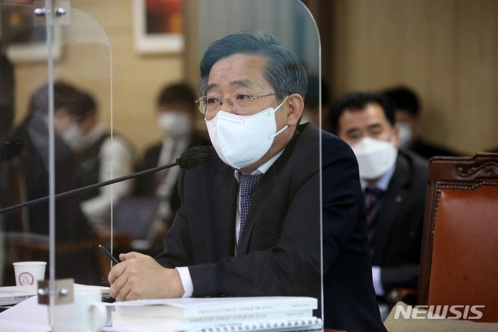 [서울=뉴시스] 김선웅 기자 = 김헌동 서울주택도시공사(SH) 신임 사장이 지난달 10일 오전 서울 중구 서울시의회 의원회관에서 열린 인사청문회에서 시의원 질의에 답변하고 있다. 2021.12.15. mangusta@newsis.com
