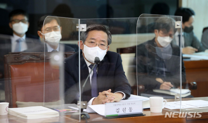[서울=뉴시스] 김선웅 기자 = 김헌동 서울주택도시공사(SH) 사장 후보자가 10일 오전 서울 중구 서울시의회 의원회관에서 열린 인사청문회에서 시의원 질의에 답변하고 있다. 2021.11.10. mangusta@newsis.com