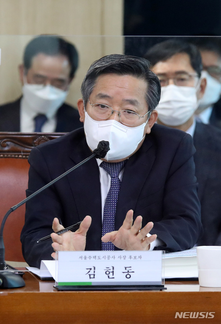 [서울=뉴시스] 김선웅 기자 = 김헌동 서울주택도시공사(SH) 사장 후보자가 10일 오전 서울 중구 서울시의회 의원회관에서 열린 인사청문회에서 시의원 질의에 답변하고 있다. 2021.11.10. mangusta@newsis.com