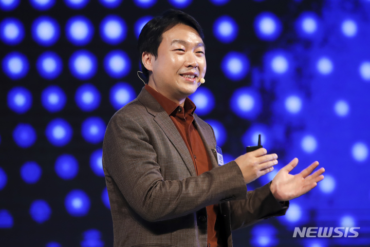 [서울=뉴시스] 정병혁 기자 =김영빈 파운트 대표가 10일 오전 서울 용산구 서울드래곤시티에서 열린 뉴시스 창사 20주년 '10년 후 한국' 포럼에서 희망 릴리즈 '청년이 미래다' 멘토링 세션 발표를 하고 있다.. 2021.11.10. jhope@newsis.com