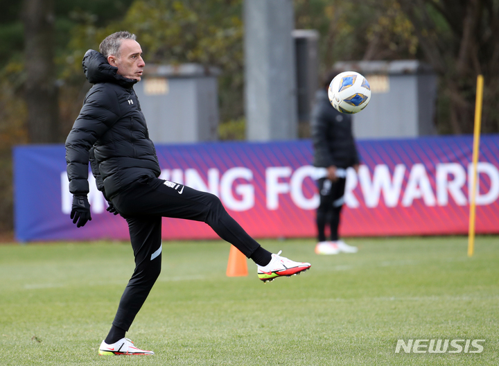 [파주=뉴시스] 고범준 기자 = 2022 카타르월드컵 아시아 최종예선 5차전 아랍에미리트(UAE)와 경기를 앞둔 파울루 벤투 축구대표팀 감독이 10일 오전 경기도 파주 국가대표트레이닝센터(NFC)에서 볼 트래핑을 하고 있다. 2021.11.10. bjko@newsis.com