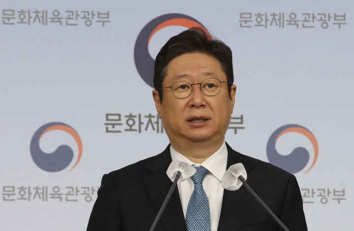 [서울=뉴시스] 김명원 기자 = 황희 문화체육관광부 장관이 지난 12일 서울 종로구 정부서울청사 별관에서 열린 국가관광전략회의 계기 관광기자단 사전 브리핑에서 발언하고 있다. 2021.11.12. kmx1105@newsis.com