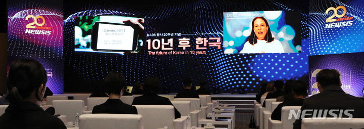 [서울=뉴시스] 조수정 기자 = 코리 시밀러 미국 라이트주립대학교 조직 리더십 교수가 10일 오전 서울 용산구 서울드래곤시티에서 열린 뉴시스 창사 20주년 '10년 후 한국' 포럼에서 기조연설(영상) 하고 있다. 2021.11.10. chocrystal@newsis.com