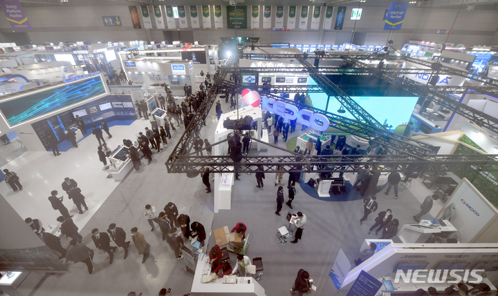 [광주=뉴시스] 류형근 기자 = 10일 오전 광주 서구 김대중컨벤션센터에서 '2021 빛가람국제전력기술엑스포(BIXPO 2021)'가 개막한 가운데 관람객들이 전시장을 둘러보고 있다. 2021.11.10. hgryu77@newsis.com