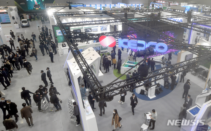 [광주=뉴시스] 류형근 기자 = 10일 오전 광주 서구 김대중컨벤션센터에서 '2021 빛가람국제전력기술엑스포(BIXPO 2021)'가 개막한 가운데 관람객들이 전시장을 둘러보고 있다. 2021.11.10. hgryu77@newsis.com