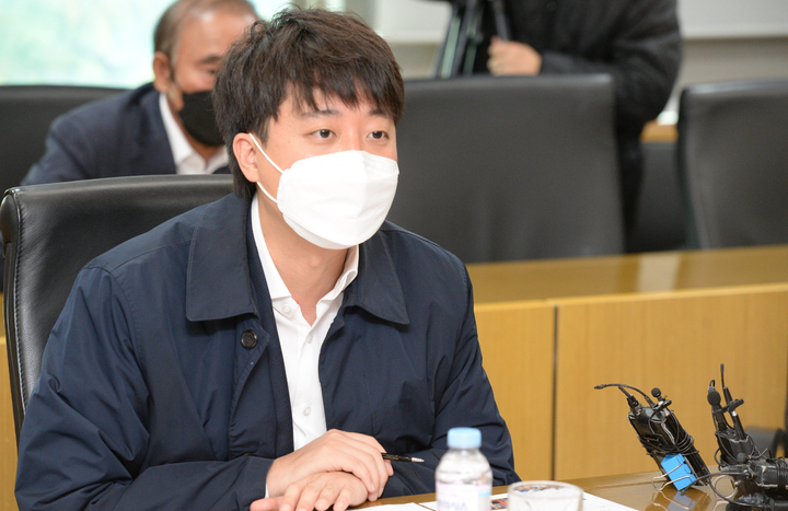 [울산=뉴시스] 배병수 기자 = 국민의힘 이준석 대표가 10일 오전 울산 남구 롯데정밀화학 울산사업장 2층 대회의실에서 회사 관계자들과 요소수 생산과 관련해 간담회를 갖고 있다. 2021.11.10. bbs@newsis.com