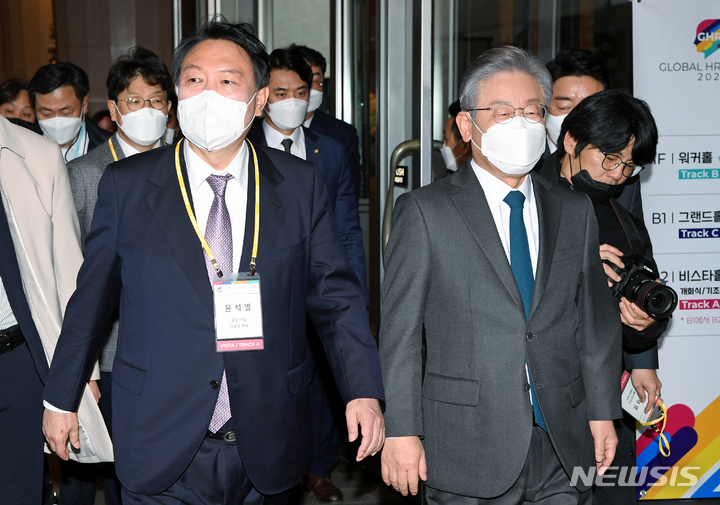 [서울=뉴시스] 이재명(오른쪽) 더불어민주당, 윤석열 국민의힘 대선 후보가 10일 광장동 그랜드워커힐서울에서 열린 글로벌인재포럼2021 행사에 참석해 함께 이동하고 있다. 2021.11.10. photo@newsis.com