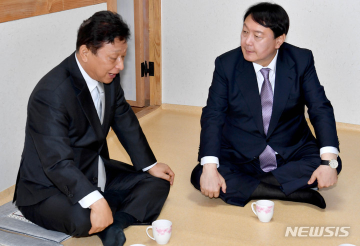 [화순=뉴시스] 변재훈 기자 = 국민의힘 윤석열 대선 후보가 지난해 11월10일 오전 전남 화순군 도곡면 고(故) 홍남순 변호사 생가에서 차남 홍기훈 전 의원과 대화를 나누고 있다. 고 홍 변호사는 양심수 변론을 도맡는 인권변호사로 활동했으며 5·18민주화운동 진상규명과 명예회복에 앞장섰다. 2021.11.10. wisdom21@newsis.com