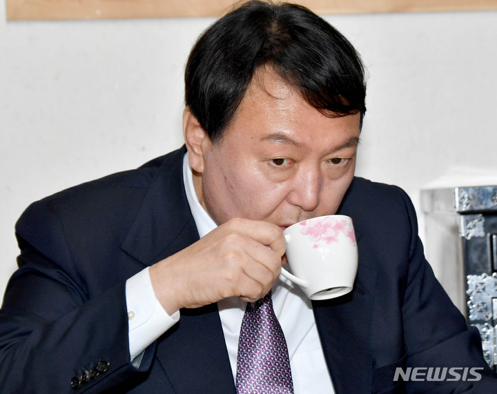 [화순=뉴시스] 변재훈 기자 = 국민의힘 윤석열 대선 후보가 10일 오전 전남 화순군 도곡면 고(故) 홍남순 변호사 생가에서 차남 홍기훈 전 의원 등 유족과 대화 도중 차를 마시고 있다. 고 홍 변호사는 양심수 변론을 도맡는 인권변호사로 활동했으며 5·18민주화운동 진상규명과 명예회복에 앞장섰다. 2021.11.10. wisdom21@newsis.com