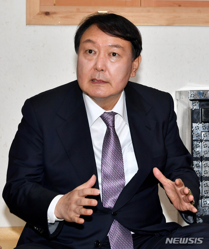 [화순=뉴시스] 변재훈 기자 = 국민의힘 윤석열 대선 후보가 10일 오전 전남 화순군 도곡면 고(故) 홍남순 변호사 생가에서 차남 홍기훈 전 의원 등 유족과 이야기를 하고 있다. 고 홍 변호사는 양심수 변론을 도맡는 인권변호사로 활동했으며 5·18민주화운동 진상규명과 명예회복에 앞장섰다. 2021.11.10. wisdom21@newsis.com