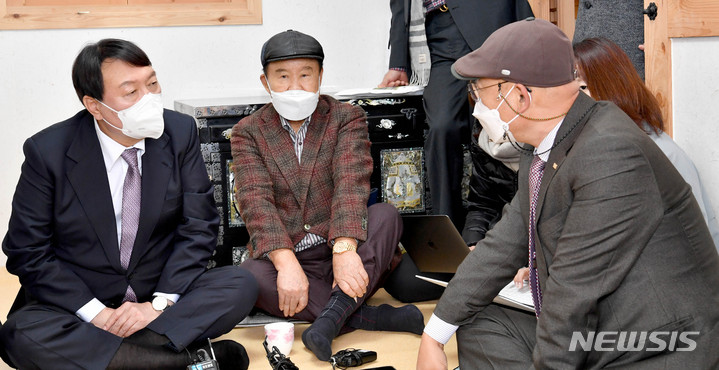 [화순=뉴시스] 변재훈 기자 = 국민의힘 윤석열 대선 후보가 10일 오전 전남 화순군 도곡면 고(故) 홍남순 변호사 생가에서 차남 홍기훈 전 의원 등 유족과 대화하고 있다. 고 홍 변호사는 양심수 변론을 도맡는 인권변호사로 활동했으며 5·18민주화운동 진상규명과 명예회복에 앞장섰다. 2021.11.10. wisdom21@newsis.com