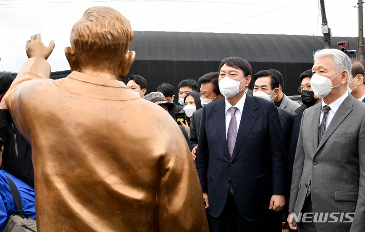 [화순=뉴시스] 변재훈 기자 = 국민의힘 윤석열 대선 후보가 10일 오전 전남 화순군 도곡면 고(故) 홍남순 변호사 생가 내 동상 앞에서 홍 변호사의 생애에 대한 설명을 듣고 있다. 고 홍 변호사는 양심수 변론을 도맡는 인권변호사로 활동했으며 5·18민주화운동 진상규명과 명예회복에 앞장섰다. 2021.11.10. wisdom21@newsis.com