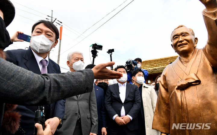 [화순=뉴시스] 변재훈 기자 = 국민의힘 윤석열 대선 후보가 10일 오전 전남 화순군 도곡면 고(故) 홍남순 변호사 생가 내 동상 앞에서 홍 변호사의 생애에 대한 설명을 듣고 있다. 고 홍 변호사는 양심수 변론을 도맡는 인권변호사로 활동했으며 5·18민주화운동 진상규명과 명예회복에 앞장섰다. 2021.11.10. wisdom21@newsis.com