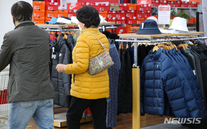 [서울=뉴시스] 권창회 기자 = 때 이른 추위로 겨울 아우터 판매가 증가하고 있는 10일 오후 서울 시내 한 의류매장에 숏패딩이 진열되어 있다. 무신사스토어에 따르면 10월 한 달 롱패딩과 패딩 베스트 거래액이 전년 대비 70% 증가했고 숏다운은 156% 증가한 것으로 집계됐다. 2021.11.10. kch0523@newsis.com