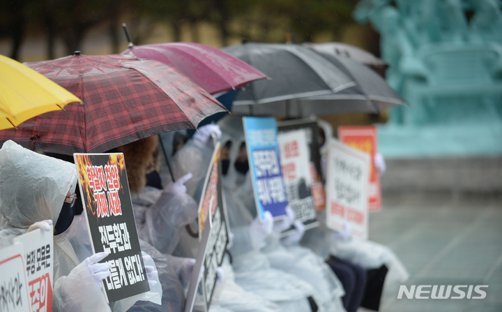 [광주=뉴시스] 김혜인 기자 = 오월어머니들이 10일 오후 광주 북구 운정동 국립 5·18민주묘지 추념탑 앞에서 국민의힘 윤석열 대선 후보 참배 반대를 촉구하며 농성을 이어가고 있다. 2021.11.10.hyein0342@newsis.com