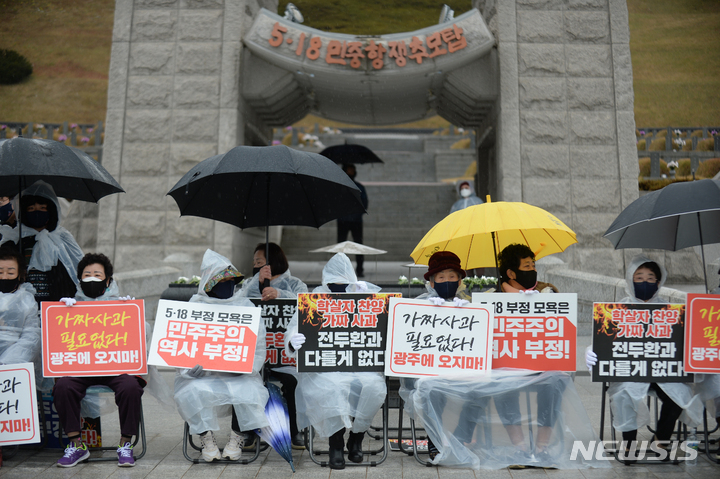 [광주=뉴시스] 김혜인 기자 = 오월어머니들이 10일 오후 광주 북구 운정동 국립 5·18민주묘지 추념탑 앞에서 국민의힘 윤석열 대선 후보 참배 반대를 촉구하며 농성을 이어가고 있다. 2021.11.10.hyein0342@newsis.com