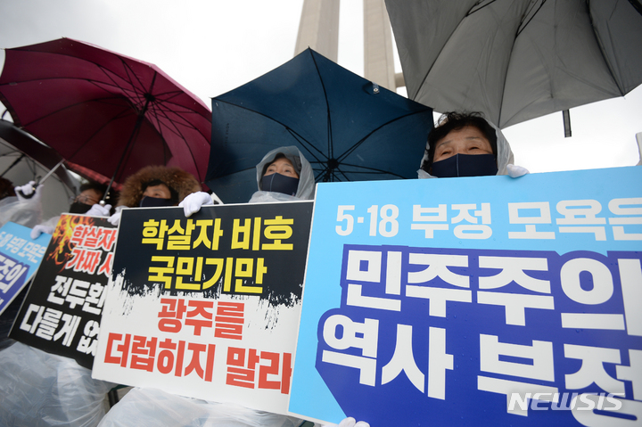 [광주=뉴시스] 김혜인 기자 = 오월어머니들이 10일 오후 광주 북구 운정동 국립 5·18민주묘지 추념탑 앞에서 국민의힘 윤석열 대선 후보 참배 반대를 촉구하며 농성을 이어가고 있다. 2021.11.10.hyein0342@newsis.com