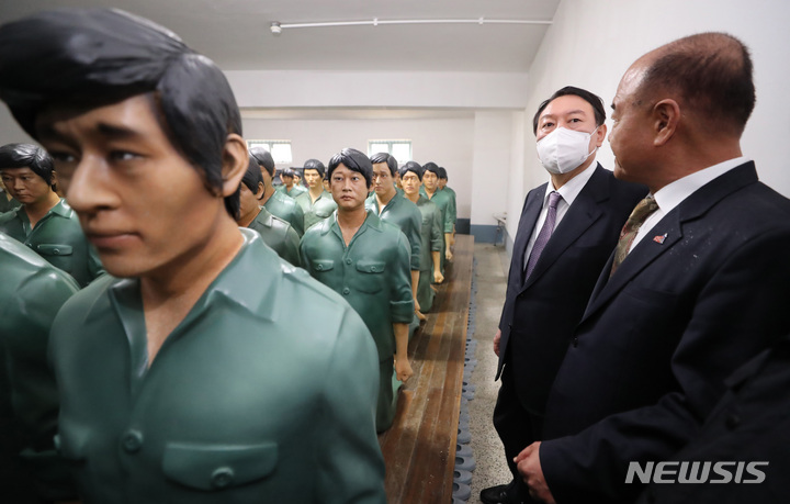 [광주=뉴시스] 류형근 기자 = 국민의힘 윤석열 대선 후보가 10일 오후 광주 서구 5·18 자유공원을 찾아 5·18 광주민주화운동 관련 전시물들을 살펴보고 있다. (공동취재사진) 2021.11.10. photo@newsis.com