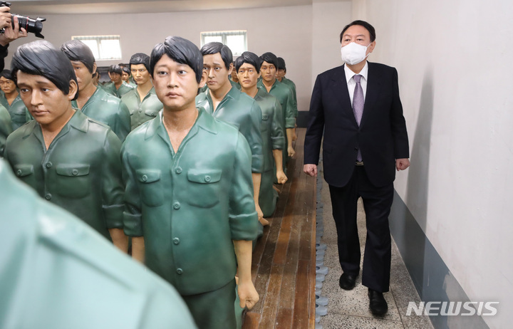 [광주=뉴시스] 류형근 기자 = 국민의힘 윤석열 대선 후보가 10일 오후 광주 서구 5·18 자유공원을 찾아 5·18 광주민주화운동 관련 전시물들을 살펴보고 있다. (공동취재사진) 2021.11.10. photo@newsis.com