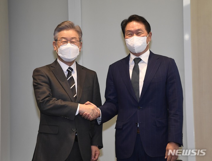 [서울=뉴시스] 국회사진기자단 = 이재명 더불어민주당 대선 후보가 10일 서울 중구 대한상공회의소를 방문해 최태원 회장과 기념촬영을 하고 있다. (공동취재사진) 2021.11.10. photo@newsis.com