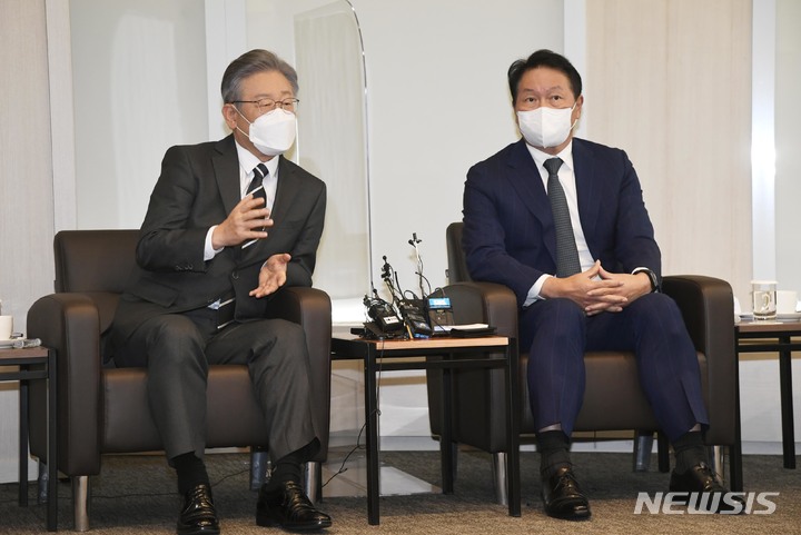 [서울=뉴시스] 국회사진기자단 = 이재명 더불어민주당 대선 후보가 10일 서울 중구 대한상공회의소를 방문해 최태원 회장과 기념촬영을 하고 있다. (공동취재사진) 2021.11.10. photo@newsis.com