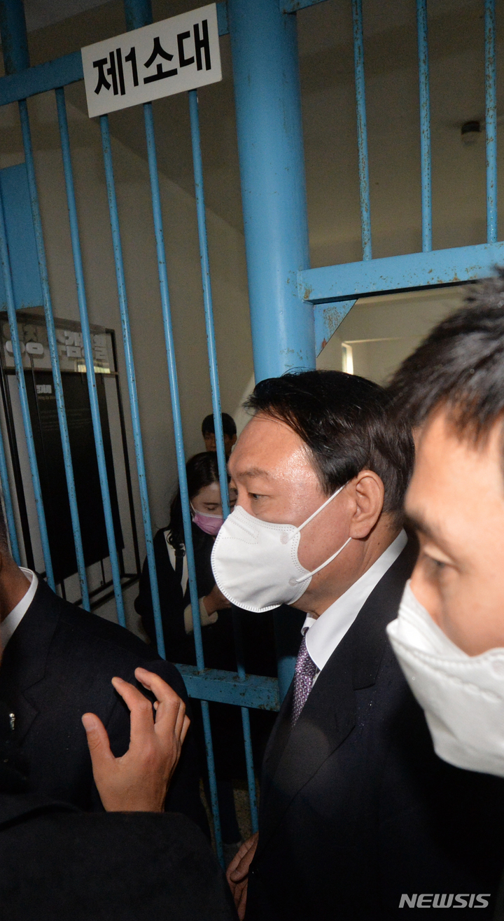 [광주=뉴시스] 신대희 기자 = 윤석열 국민의힘 대선 후보가 10일 오후 광주 서구 5·18 자유공원 내 상무대 영창을 둘러보고 있다. 5·18 자유공원은 민주화운동 당시 전두환 신군부의 헌정 유린에 맞선 이들이 구금돼 군사 재판을 받은 상무대 군사 법정과 영창을 원형으로 복원·재현한 곳이다. 2021.11.10. sdhdream@newsis.com