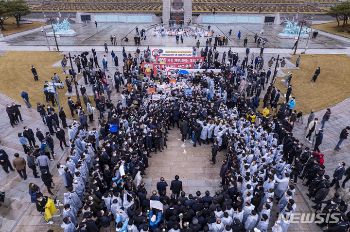 [광주=뉴시스] 류형근 기자 = 10일 오후 광주 북구 5·18 민주묘역을 찾은 국민의힘 윤석열 대선 후보가 방문을 반대하는 오월 어머니회 등 광주지역시민단체의 항의를 받고 있다. (공동취재사진) 2021.11.10. photo@newsis.com
