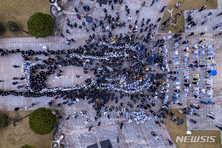 [광주=뉴시스] 류형근 기자 = 10일 오후 광주 북구 5·18 민주묘역을 찾은 국민의힘 윤석열 대선 후보가 방문을 반대하는 오월 어머니회 등 광주지역시민단체의 항의를 받고 있다. (공동취재사진) 2021.11.10. photo@newsis.com