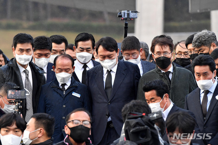 [광주=뉴시스] 류형근 기자 = 국민의힘 윤석열 대선 후보가 10일 오후 광주 북구 5·18 민주묘지를 찾아 참배를 하려 했지만 광주지역시민단체의 항의에 막혀 묘역 근처에서 묵념 후 발걸음을 옮기고 있다. (공동취재사진) 2021.11.10. photo@newsis.com