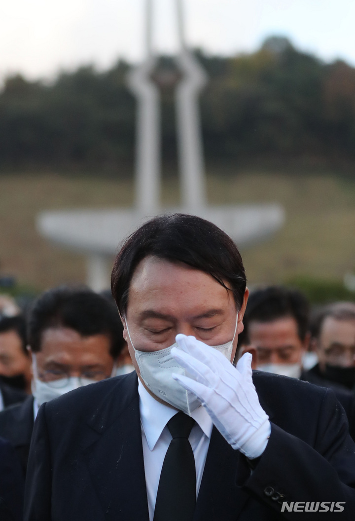 [광주=뉴시스] 류형근 기자 = 국민의힘 윤석열 대선 후보가 10일 오후 광주 북구 5·18 민주묘지를 찾아 참배를 하려 했지만 광주지역시민단체의 항의에 막혀 묘역 근처에서 묵념 후 발걸음을 옮기고 있다. (공동취재사진) 2021.11.10. photo@newsis.com