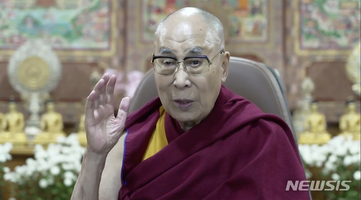 [도쿄=AP/뉴시스]티베트의 정신적 지도자 달라이 라마가 10일 일본 도쿄의 외신기자클럽에서 기자회견을 하고 있다. 달라이 라마는 이날 중국의 지도자들이 "다양한 문화를 이해하지 못한다"며 사회를 엄격하게 통제하려는 중국 집권 공산당의 성향이 해로울 수 있다고 말했다. 2021.11.11