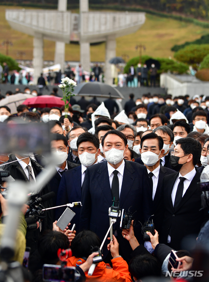 [광주=뉴시스] 류형근 기자 = 윤석열 국민의힘 대선후보가 10일 오후 광주 북구 운정동 국립5·18민주묘지 참배를 마친 뒤 추념문 앞에서 기자들의 질문에 답변을 하고 있다. 2021.11.10. hgryu77@newsis.com