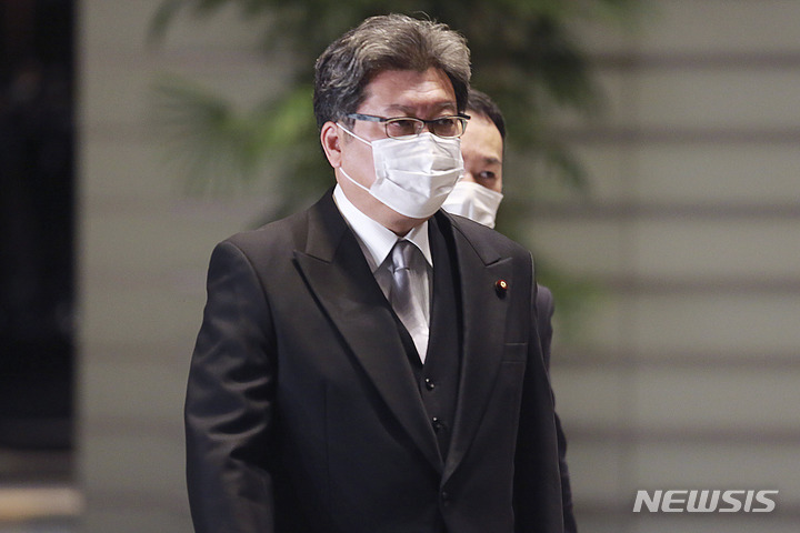 [도쿄=AP/뉴시스]하기우다 고이치(萩生田光一) 일본 경제산업상이 지난해 11월10일 도쿄 왕궁에서 열린 기시다 후미오(岸田文雄) 총리 내각의 선서식에 참석하기 위해 총리 관저에 도착하고 있다. 그는 우크라이나 정세가 긴박해지고 있는 것과 관련, 조 바이든 미 행정부가 일본에 액화천연가스(LNG)를 유럽에 융통할 수 있는지 타진한 것에 대해 “최대 규모의 LNG 수입국으로서 국제사회에 어떻게 공헌할 수 있는지 검토해 나갈 것”이라고 말했다고 NHK 방송이 4일 보도했다. 2022.2.4