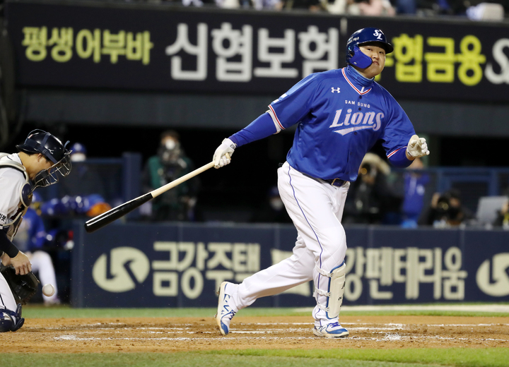 [서울=뉴시스] 조성우 기자 = 10일 오후 서울 송파구 잠실야구장에서 열린 2021 KBO 포스트시즌 플레이오프 삼성 라이온즈와 두산 베어스의 2차전 경기, 삼성 7회초 공격 2사 주자 1, 2루서 오재일이 포수 스트라이크 낫 아웃으로 물러나고 있다. 2021.11.10. xconfind@newsis.com